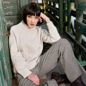 <p>Maglia Artigianale dal Design Essenziale</p>

<p>&nbsp;</p>