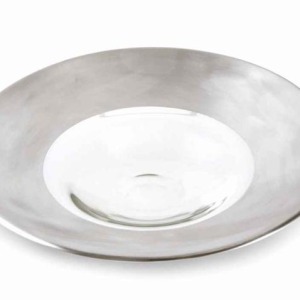 Centrotavola in vetro trasparente con fascia in argento satinato 999 applicata a mano.