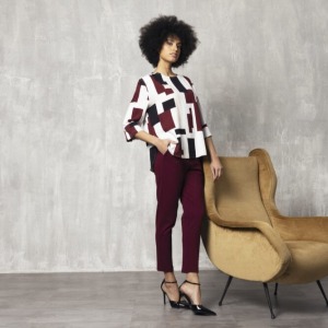 Blusa Geometrica con Pantalone Bordeaux