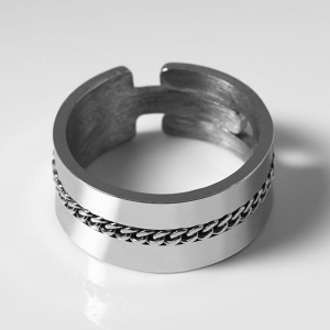Anello in argento lucido con catena centrale
