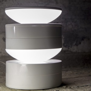 <p>DADA lampada da tavolo alta &nbsp;</p>