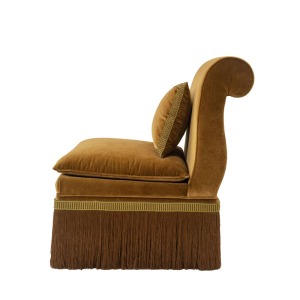 Sillón de terciopelo con cojín y franja decorativa.


.