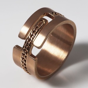 Anello in argento satinato placcato in oro rosa con grumetta centrale