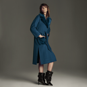 Cappotto Blu Petrolio Con Cintura E Dettagli Coordinati