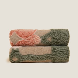 <p>Chapeau - Plaid in Soft Alpaca</p>