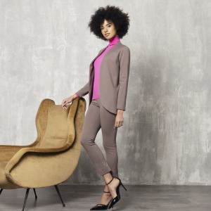 Completo Giacca e Pantalone Taupe con Maglia a Collo Alto