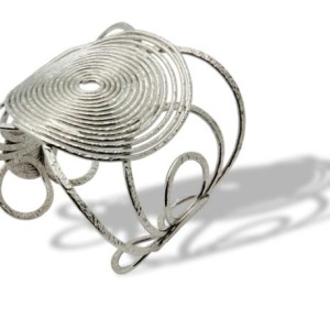 Bracciale a schiava aperto in lega nobile argentata in puro stile anni ’70.