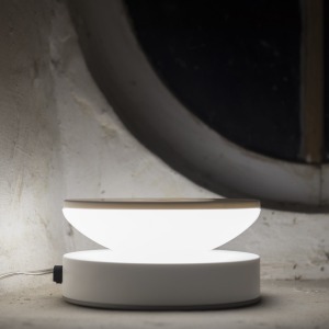 <p>DADA lampada da tavolo &nbsp;</p>