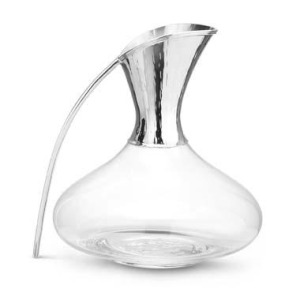 Decanter in cristallo trasparente e fascia superiore con manico in metallo argentato battuta a mano da esperti artigiani. 